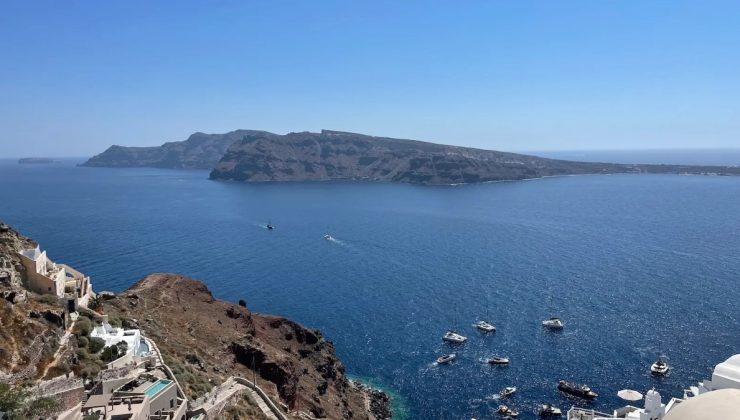 Ege’deki sismik hareketlilik nedeniyle yaklaşık 9 bin kişi Santorini Adası’nı terk etti
