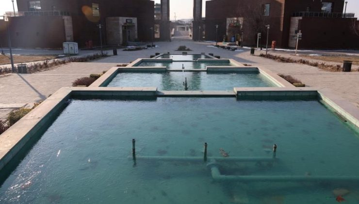 Elazığ buz kesti: Süs havuzları dondu