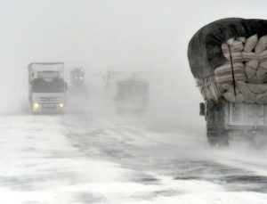 Elazığ’da kar yolları kapattı