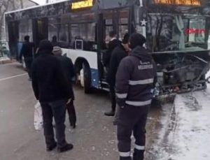 Elazığ’da otobüs kaldırıma çarptı: 3 yaralı