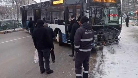 Elazığ’da otobüs kaldırıma çarptı: 3 yaralı