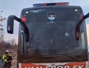 Elazığ’da Vanspor’un kadro otobüsüne taşlı atak