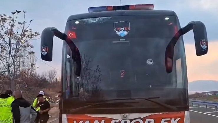 Elazığ’da Vanspor’un kadro otobüsüne taşlı atak