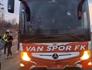 Elazığ’da Vanspor’un takım otobüsüne taşlı saldırı: 3 gözaltı