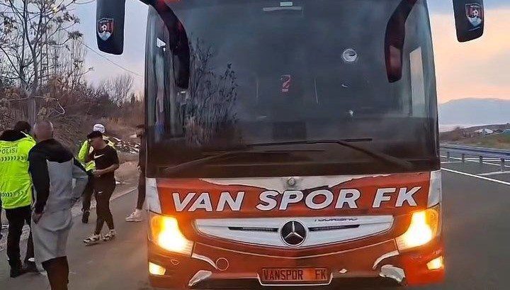Elazığ’da Vanspor’un takım otobüsüne taşlı saldırı: 3 gözaltı
