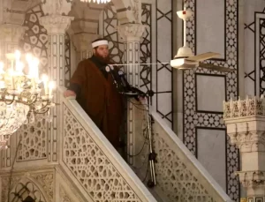 Emevi Camii’nde Cuma Namazı Coşkusu