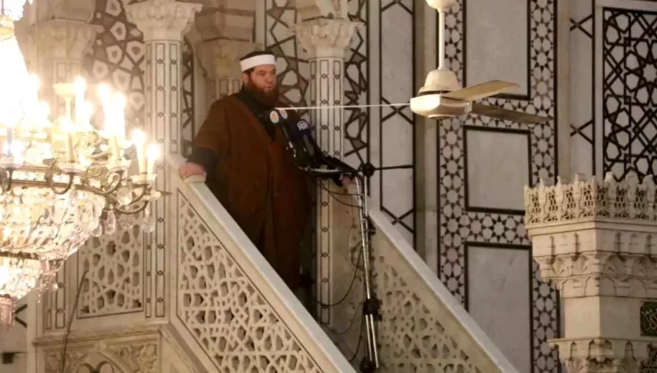 Emevi Camii’nde Cuma Namazı Coşkusu