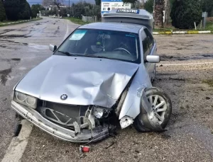 Erdek’te Trafik Kazası: Otomobil Direğe Çarptı