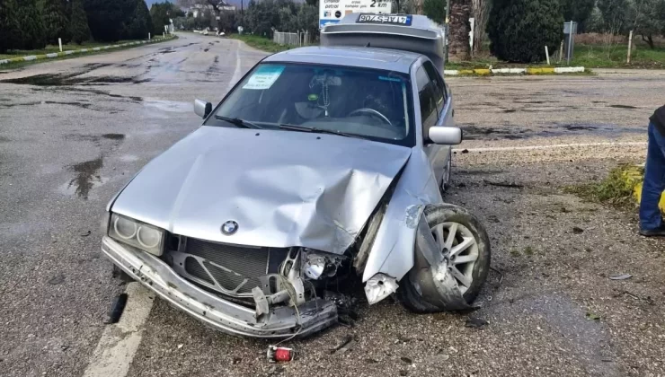 Erdek’te Trafik Kazası: Otomobil Direğe Çarptı