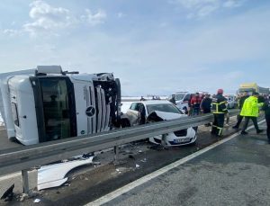 Erzincan’da tır ile otomobil çarpıştı: 3 yaralı