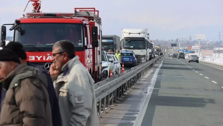 Erzincan’da Tır-Otomobil Kazası: 3 Yaralı