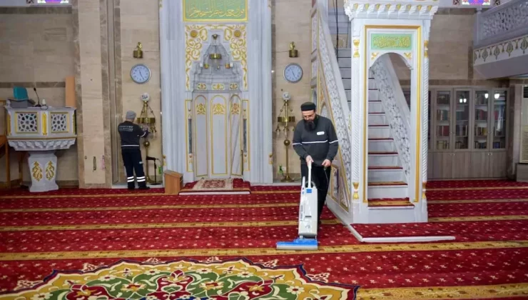 Esenyurt Belediyesi İbadethaneleri Dip Köşe Temizliyor