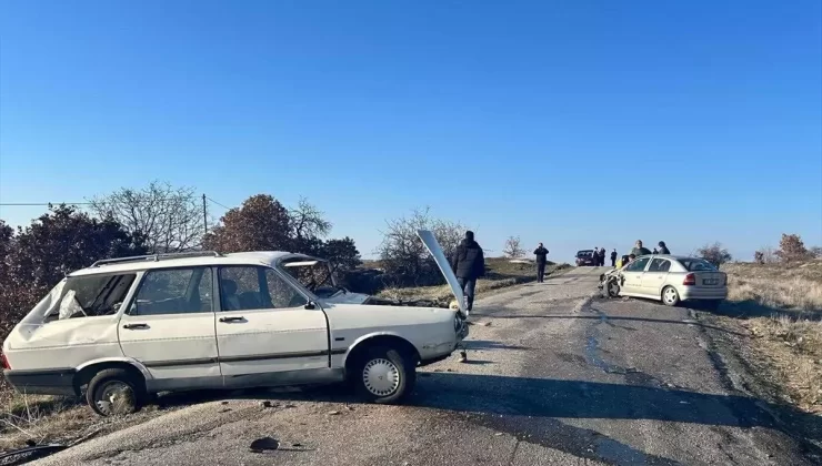 Eşme’de Trafik Kazası: 5 Yaralı