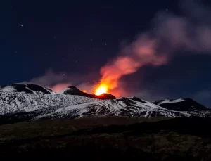 Etna Yanardağı’nda Güçlü Lav Akışı Meydana Geldi