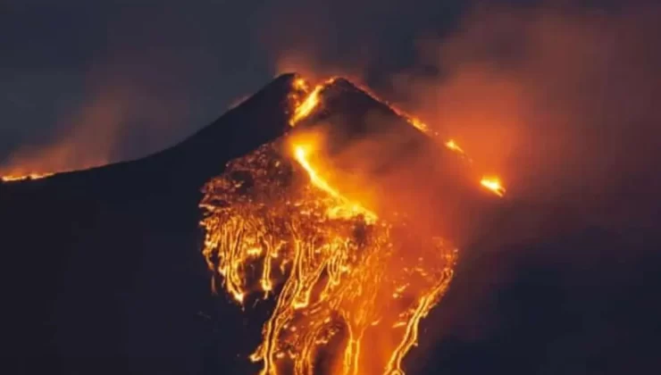 Etna Yanardağı’nda Lav Akıntısı