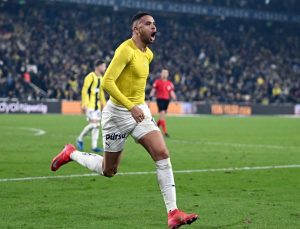 Fenerbahçe’nin golcüleri Kadıköy’ü bayram yerine çevirdi