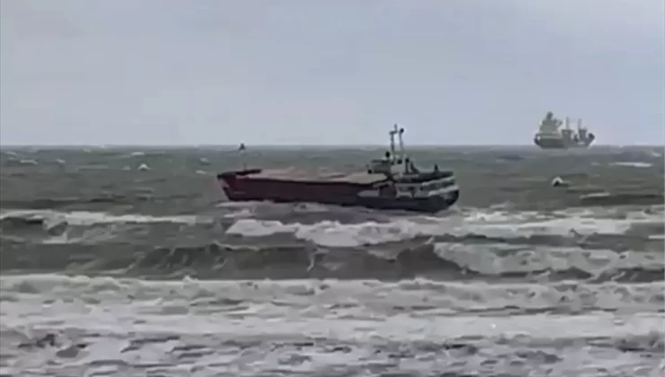 Fırtına ile Sürüklenen Gemiyi Ekipler Kurtardı