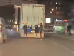 Gaziantep’te 4 çocuk kamyona asılarak seyahat yaptı