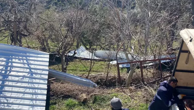 Gazipaşa’da Fırtına Çatıyı Uçurdu