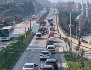 Gemlik karayolunda tehlikeli anlar: Kontrol paneli refüje düştü