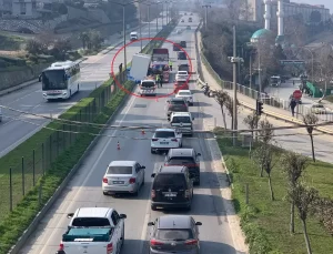 Gemlik’te TIR’ın Yükü Refüje Düştü, Yol Trafiğe Kapandı