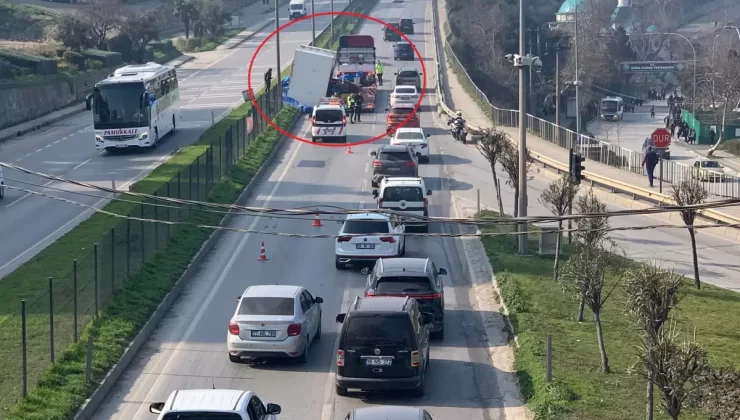 Gemlik’te TIR’ın Yükü Refüje Düştü, Yol Trafiğe Kapandı