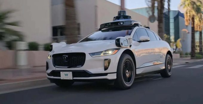 Google’ın şoförsüz araç şirketi Waymo, testlerini genişletiyor