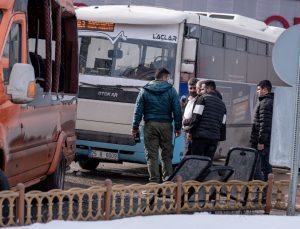Halk otobüsü yolcu minibüsüne çarptı: 4 yaralı