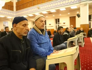 Hatay, Osmaniye ve Adana’da 6 Şubat depreminin yıl dönümünde camilerde dua okundu