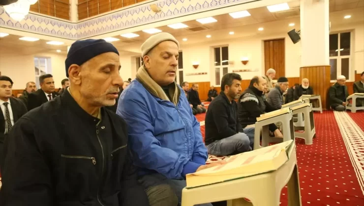 Hatay, Osmaniye ve Adana’da 6 Şubat depreminin yıl dönümünde camilerde dua okundu