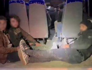 Hatay’da minibüsle göçmen kaçıranlar yakayı ele verdi