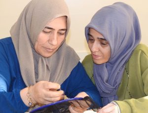 Hem meslek öğreniyorlar, hem para kazanıyorlar: El emeği eserleri satıyorlar