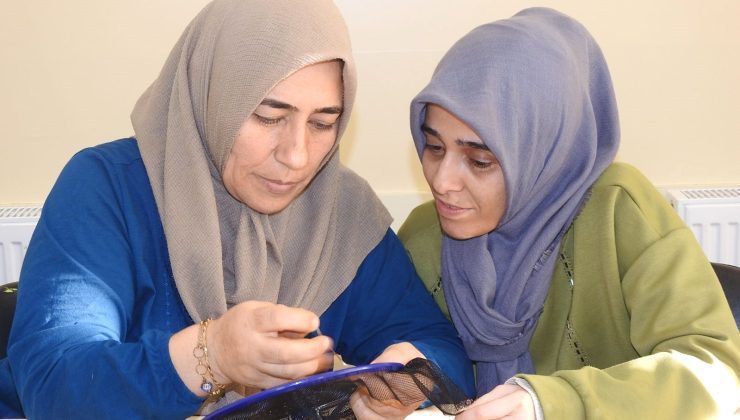 Hem meslek öğreniyorlar, hem para kazanıyorlar: El emeği eserleri satıyorlar