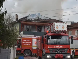 Hendek’te Korkutan Yangın, İki Katlı Evin Üst Katı Küle Döndü!