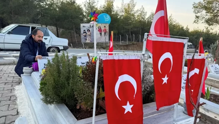 Her Gün Mezarı Ziyaret Ediyor