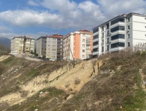 Heyelan nedeniyle apartman sakinleri tedirginlik yaşıyor