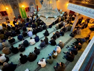 Hollanda’da Gençler Dualarla Bir Araya Geldi