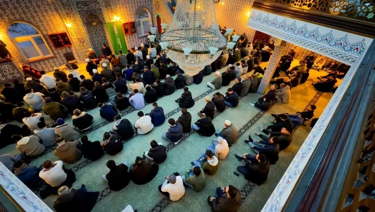 Hollanda’da Gençler Dualarla Bir Araya Geldi