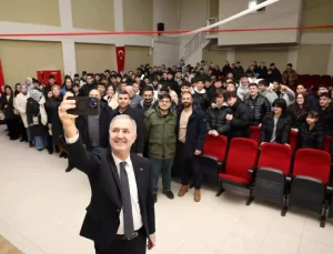 İnegöl Belediye Başkanı, Gençlerle Buluşarak Şehir İle İlgili Fikirlerini Dinledi