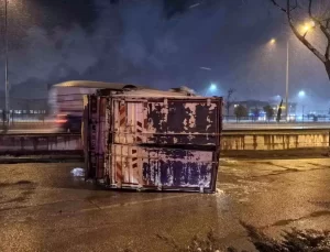 İnegöl’de İçecek Yüklü Kamyon Devrildi