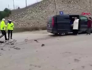 İnegöl’de Minibüs ile Hafif Ticari Araç Çarpıştı: 6 Yaralı