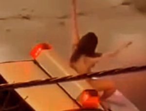 İran’da bir protesto daha: Genç bayan soyunup polis otomobiline tırmandı