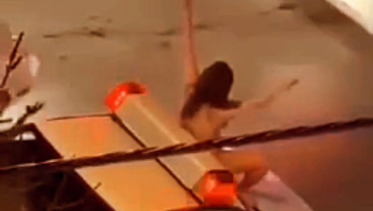 İran’da bir protesto daha: Genç bayan soyunup polis otomobiline tırmandı