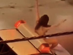 İran’da protesto: Çıplak kadın polis arabasının üzerine oturdu