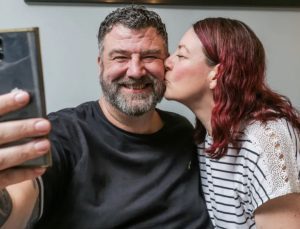 İskoçya’da rastgele bir numaraya mesaj atarak hayatının aşkını buldu