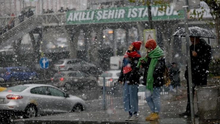 İstanbul’a beklenen kar geldi: AKOM’dan son dakika uyarısı (Kar yağışı ne kadar sürecek?)