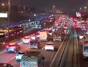 İstanbul’da haftanın birinci iş günü ve sömestir tatilinin akabinde okulların açılmasıyla sabah saatlerinde trafik yoğunluğu oluştu- 1