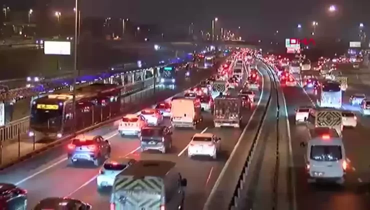İstanbul’da haftanın birinci iş günü ve sömestir tatilinin akabinde okulların açılmasıyla sabah saatlerinde trafik yoğunluğu oluştu- 1