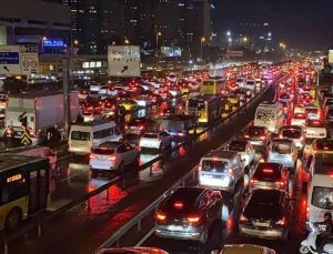 İstanbul’da kar yağışı başladı: Sabah saatlerinde trafik yoğunluğu yaşanıyor