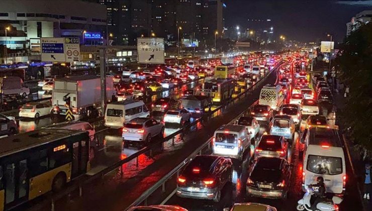 İstanbul’da kar yağışı başladı: Sabah saatlerinde trafik yoğunluğu yaşanıyor